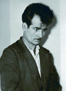 Photo prise le 14 novembre 1956 à Alger, pendant la guerre d'Algérie, au moment de son arrestation, de Fernand Yveton, le militant communiste sympathisant du FLN qui s'apprêtait à déposer une bombe à retardement dans l'usine à gaz d'Alger où il travaillait. Premier Européen à être condamné à mort depuis le début de la rebellion, il sera exécuté le 11 février 1957. Crédit:AFP